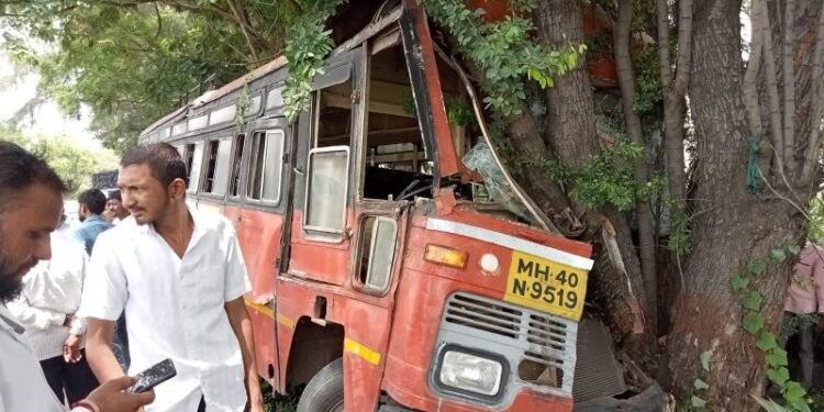 सोलापूर महामार्गावर बस पलटी, सुदैवाने जीवितहानी नाही,पंचवीस ते तीस प्रवाशी जखमी, जखमींवर खासगी रुग्णालयात उपचार सुरु.