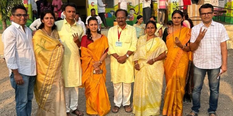 माजी आमदार रमेश थोरात आणि कुटुंबाने बजावला मतदानाचा हक्क