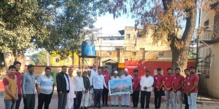 यवत येथील शेतकऱ्यांना कृषीदुतांनी दिली कृषिविषयक आधुनिक तंत्रज्ञानाची माहिती