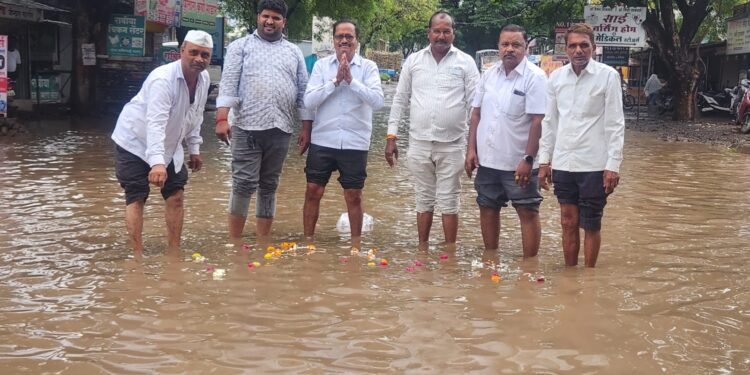 रस्त्यावर सततच्या साचणाऱ्या पाण्याचे वैतागलेल्या पारगांवकरांनी केले जलपूजन…